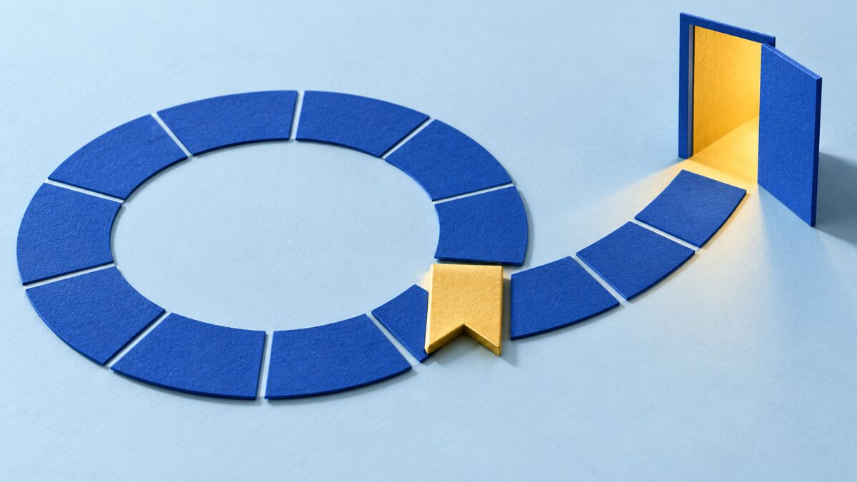 Бумажная игровая дорожка с закладкой у точки остановки